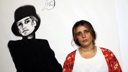 María Herreros, el viernes, con el dibujo de Georgia O’Keeffe que realizó en directo en Condestable