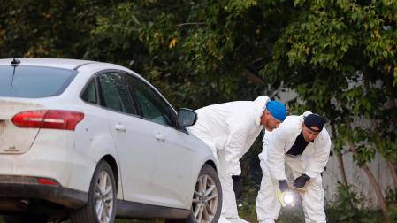 Un policía forense inventiga en el lugar de los hechos
