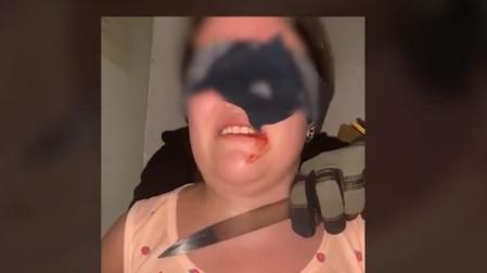 Un momento del vídeo en el que la joven simulaba que estaba secuestrada y que le amenazaban con un cuchillo