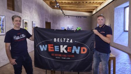 Xabier Sagardía (izda.) y Josetxo Balda este lunes en la exposición que se puede ver en Condestabable.