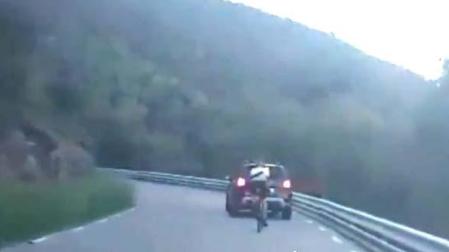 Imagen del ciclista intentando adelantar al coche