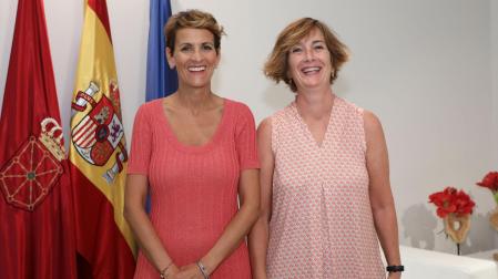 La presidenta del Gobierno de Navarra, María Chivite, junto a la directora del Centro Asociado de la UNED en Pamplona, Teresa Imízcoz