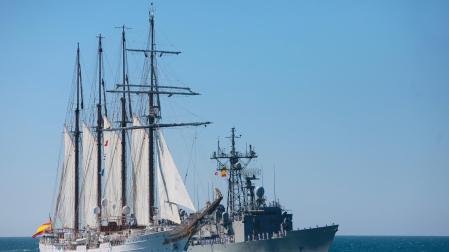 Felipe VI preside a bordo de 'Elcano' la parada naval por el V Centenario de la Circunnavegación