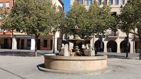En la fuente de la plaza de Santiago se ha reducido el flujo de agua de los caños