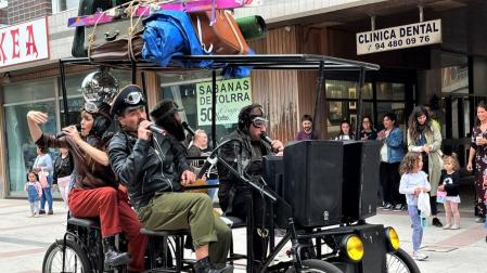 Demode Quartet actúa hoy por las calles de Ansóain con su espectáculo 'Sobre ruedas'.