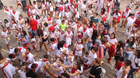 Los niños de Milagro y sus padres recogen chucherías después del lanzamiento del cohete.