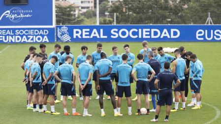 La plantilla de la Real se ejercita antes de viajar rumbo a Manchester