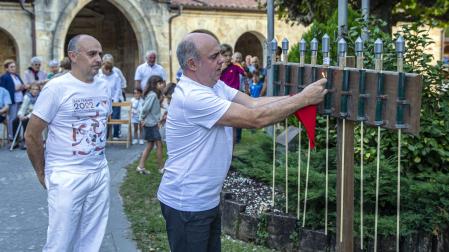 Raúl y Jesús Mendoza en el instante de prender el cohete