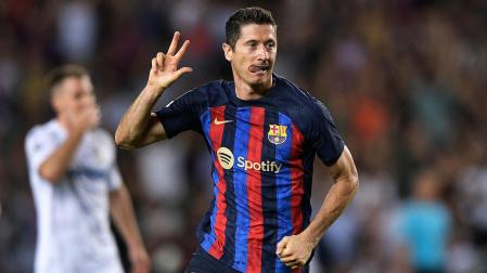 El delantero polaco Robert Lewandowski indica el 3 tras anotar el tercer gol con el Barcelona