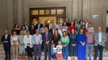 Fotos de la entrega del Pañuelo de Pamplona - Iruñeko Zapia a Mai Garde y Oier Oier Sanjurjo.