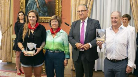 Fotos de la entrega del Pañuelo de Pamplona - Iruñeko Zapia a Mai Garde y Oier Oier Sanjurjo.