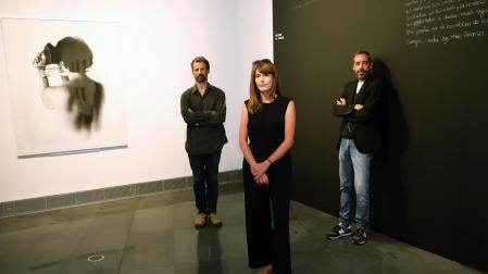 El artista José Noguero (izq.), la poeta Laura Azcona y el escritor Carlos Bassas, ayer en el Museo Universidad de Navarra.