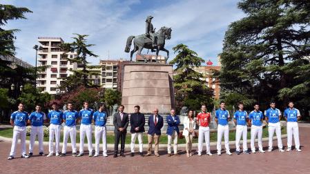 Los doce manistas titulares de la próxima feria de San Mateo, entre ellos el campeón manomanista, posan junto a autoridades y patrocinadores en la capital riojana