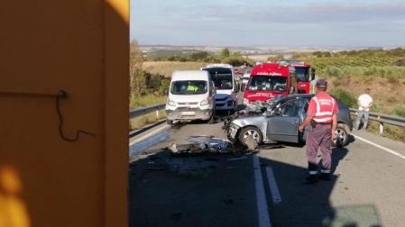 Agentes de Policía Foral y bomberos, en el lugar del accidente