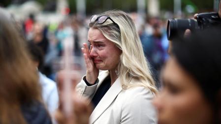 Una mujer llora la muerte de la reina Isabel II junto al palacio de Buckingham, en Londres, este viernes, 9 de septiembre
