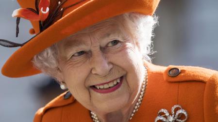 Imagen de la reina Isabel II, vestida con abrigo y sombrero naranja