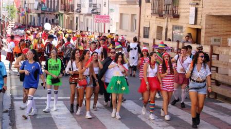 Los participantes en el pasacalles, la mayoría disfrazados, que les condujo hasta el pabellón La Cereza