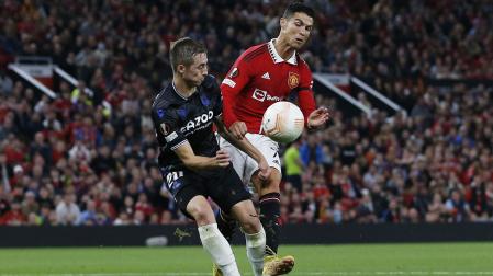 El navarro Jon Pacheco presiona a Cristiano Ronaldo este jueves en Old Trafford.