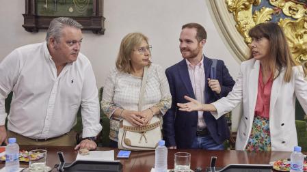 Maite Esporrín (derecha) hablando con sus compañeros de grupo Federico Colmenar, Silvia Vásquez y Xabier Sagardoy