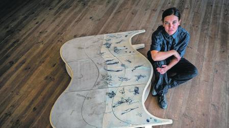 Raquel Asensi con una de sus obras en la exposición del Batán de Villava, visitabledel 10 de septiembre al 23 de octubre.