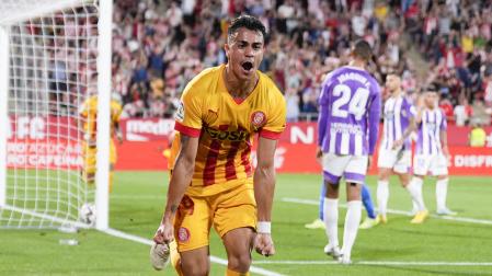 El delantero brasileño del Girona, Reinier Jesus Carvalho celebra su gol, primero del equipo ante el Valladolid