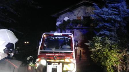 Efectivos de Bomberos de Navarra trabajan en el incendio registrado en el caserío Xonborda