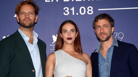 Francesco Carrozzini (dcha), Alessandro Borghi y Jessica Brown posan en el Festival de Venecia en la presentación de la película 'The Hanging Sun'