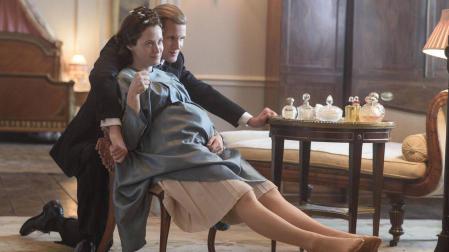 La reina Isabel II (interpretada por Claire Foy en las primeras temporadas de la serie ‘The Crown’), junto a su marido, el príncipe Felipe de Edimburgo (Matt Smith), esperan la llegada de  su tercer hijo, el príncipe Andrés. Escrita por el guionista Peter Morgan para Netflix, en noviembre de 2016 arrancó esta serie a partir de la película ‘The Queen’ (’La reina’, 2006). En esta imagen se ve a la joven pareja al poco de acceder al trono, alejados del protocolo, sin maquillajes ni coronas, como cualquier matrimonio en su habitación. En este caso, de palacio