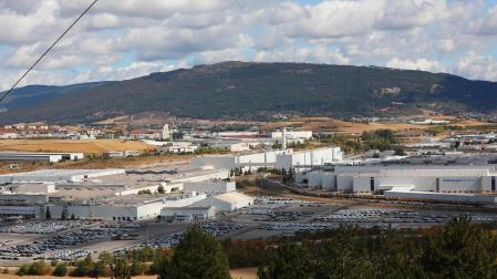 Instalaciones de Volkswagen Navarra, en Landaben, con coches en su campa