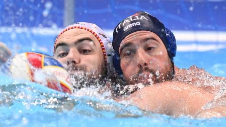 Nicolás Presciutti, de Italia y Roger Tahull, de España pelean por el balón durante el Europeo de waterpolo