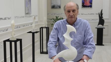 El escultor Josetxo Santos Odériz, en la inauguración de su exposición en la galería El punto rojo