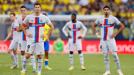 Los futbolistas del Barcelona durante el parón del segundo tiempo en Cádiz