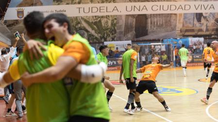 Los jugadores del Aspil celebra el tanto de Terry -a la dcha.- que parecía el del triunfo. Segundos después llegó el gol de ElPozo y el empate final