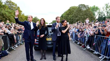 Los príncipes Guillermo y Enrique, con sus respectivas esposas, Catalina y Meghan, en Windsor, tras el fallecimiento de Isabel II.