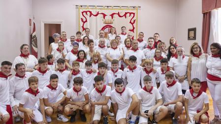 Premiados y homenajeados posan en el salón de plenos de Sangüesa instantes antes del inicio de las fiestas de 2022