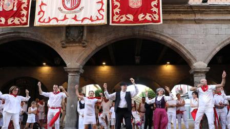 Fotos del festival de danzas de Rocamador de Sangüesa.