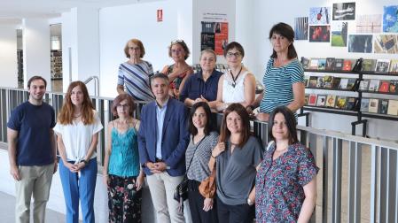 Daniel Franco (Editorial Graviola – Taller Narrativas migrantes), Eva Poumé (Presentación Vuelo de albatros de Ekhi Huarte - Ciclo Salud mental), Anabel Olaso (Sección Biblioteca de Navarra), Iñaki Apezteguia (director general de Cultura), Marta Miñana (subdirectora de Tratamiento del Centro Penitenciario de Pamplona – Ciclo “Más allá de los muros”), Leticia y Regina Salcedo (Proyecto “Palabras para empezar a amar el euskera”). Arriba, de izquierda a derecha: Juli Goñi y Margari García (Loraldea - Taller de extracción de semillas. Proyecto “Bibliotecas y semillas”), Asun Maestro (directora del Servicio de Bibliotecas), Maite Ramos (asociación Kabiak – Ciclo “Kabiak, bibliotecas y bibliobuses en el desierto”) y Clara Flamarique (Negociado de Proyectos Bibliotecarios).