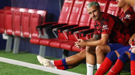 Antoine Griezmann, en el banquillo del Atlético durante el choque de Liga contra el Celta de Vigo