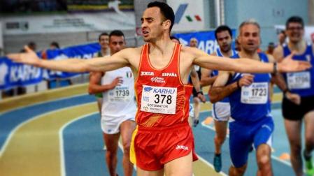 Roberto Sotomayor cruza en primer lugar una carrera en 2018