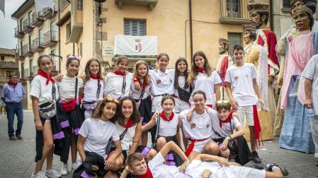 Pose divertida de un grupo de jóvenes sangüesinos
