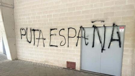 pintadas contra la Selección española en El Sadar