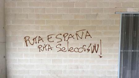 pintadas contra la Selección española en El Sadar