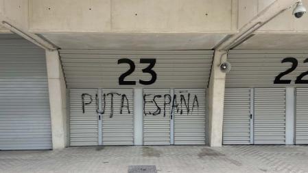 pintadas contra la Selección española en El Sadar