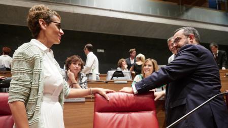 La presidenta del Gobierno de Navarra, María Chivite (1i), y el portavoz del Gobierno de Navarra, Javier Remírez (1d), conversan durante una sesión plenaria en el Parlamento de Navarra