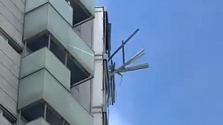 Lamas y un toldo se han desprendido de un balcón en un edificio de Mendebaldea