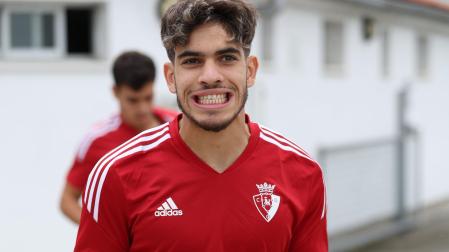 Ez Abde salta al campo de entrenamiento de Tajonar con una sonrisa