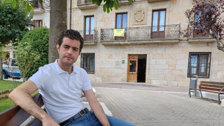 Sentado en un banco en las inmediaciones del Ayuntamiento, el alcalde de Alsasua, Javier Ollo