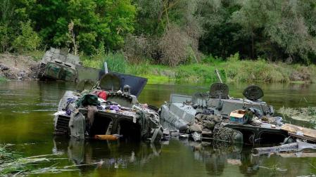 Carros de combate abandonados por las tropas rusas este domingo pasado durante su huida de Járkov ante la contraofensiva ucraniana