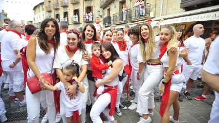 Cuadrilla celebrando el cohete de inicio de la fiesta en Olite
