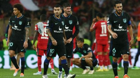 Los jugadores del Atlético de Madrid, cabizbajos tras perder contra el Bayer Leverkusen en el feudo alemán